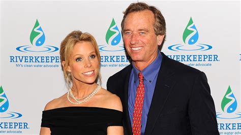 cheryl hines nude photos|Naked RFK Jr. Makes Appearance in Wife Cheryl Hines Video。